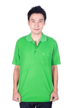 Beyaz arka plan üzerinde izole yeşil polo tişörtlü adam