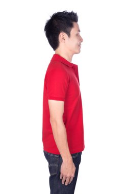 Beyaz arka plan (yan görünümü üzerinde izole kırmızı polo tişörtlü adam)