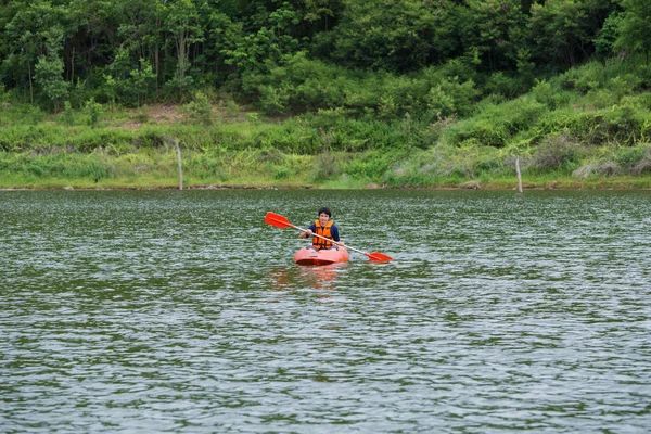 Mann paddelt in einem Kajakboot in Thailand — Stockfoto