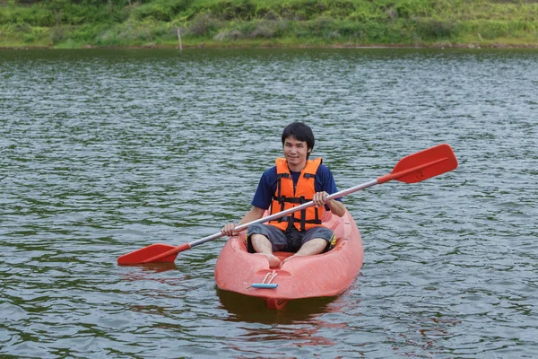 Mann paddelt in einem Kajakboot in Thailand — Stockfoto