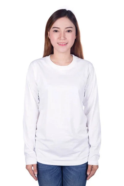 Щаслива жінка в білій футболці з довгим рукавом ізольована на білому — стокове фото