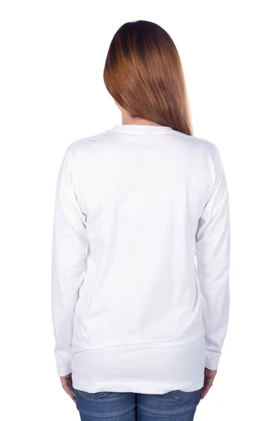 Kvinna i vit långärmad t-shirt isolerad på vit bakgrund — Stockfoto