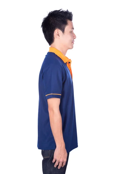 Мужчина в голубой рубашке поло изолирован на белом фоне (вид сбоку ) — стоковое фото