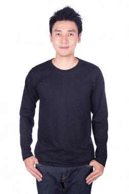 Siyah uzun kollu t-shirt üzerinde beyaz backgro izole mutlu adam