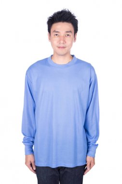 Mavi uzun kollu tişörtlü adam beyaz arka planda izole edilmiş.