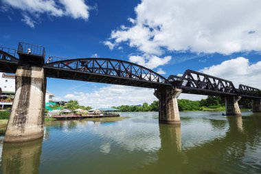 Kanchanaburi, Tayland için Kwai Köprüsü Nehri üzerinde turist