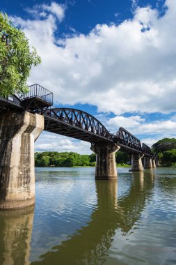Kanchanaburi, Tayland için Kwai Köprüsü Nehri üzerinde turist