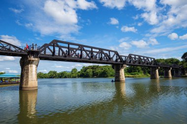 Kanchanaburi, Tayland için Kwai Köprüsü Nehri üzerinde turist