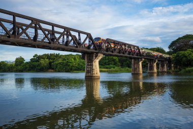 Kanchanaburi, Tayland için Kwai Köprüsü Nehri üzerinde tren
