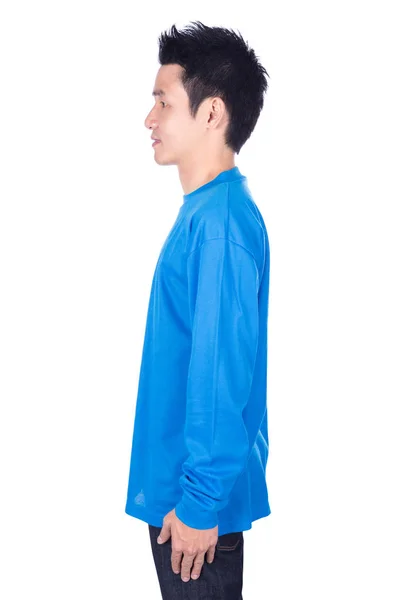 Man in blauw lange mouwen t-shirt geïsoleerd op een witte achtergrond (si — Stockfoto