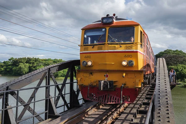Tåg över bron River Kwai i Kanchanaburi, Thailand — Stockfoto