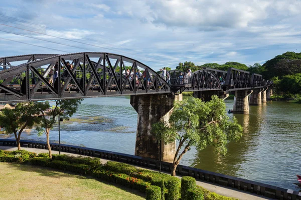 Turistas en el Puente Río Kwai en Kanchanaburi, Tailandia — Foto de Stock