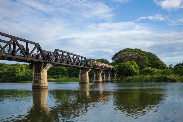 Kanchanaburi, Tayland için Kwai Köprüsü Nehri üzerinde tren