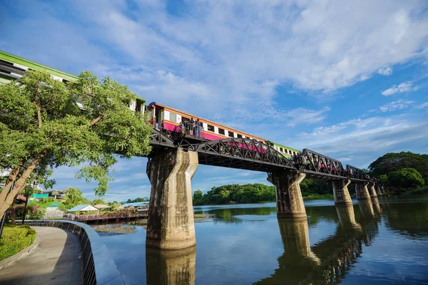 Tåg över bron River Kwai i Kanchanaburi, Thailand — Stockfoto