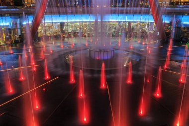 Çeşme kırmızı ışık ile