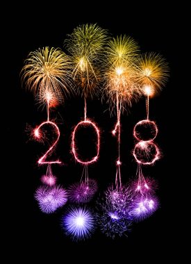 Mutlu yeni yıl 2018 ışıltı havai fişek ile yazılı