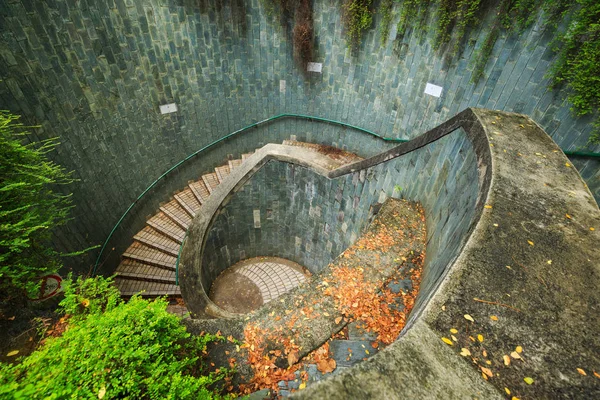 Schodiště z podzemních křížily Fort Canning Park, Singapor — Stock fotografie