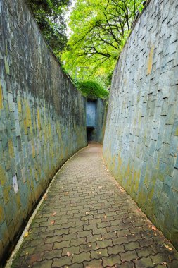 Fort Canning Parkı, Singapur, tünelde taş yürüyüş yolu
