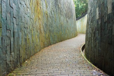 Fort Canning Parkı, Singapur, tünelde taş yürüyüş yolu