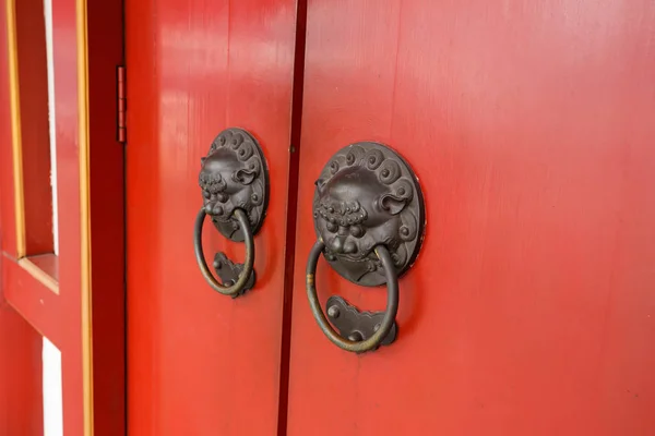 Chinese door of  Buddha Tooth Relic Temple, Singapore — Stock Photo, Image