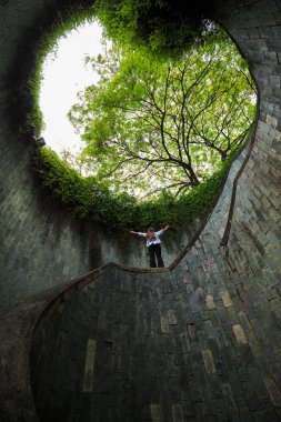 Fort Canning Parkı, günah, yeraltı geçidi içinde kadın eller yukarı