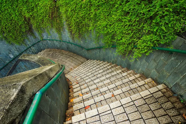 Trappa av underjordiska korsningen vid Fort Canning Park, Singapor — Stockfoto