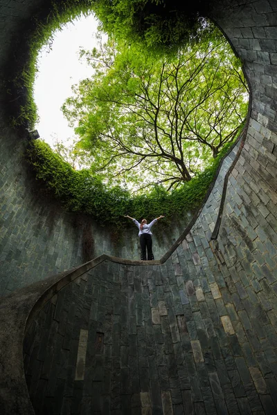 Fort Canning Parkı, günah, yeraltı geçidi içinde kadın eller yukarı