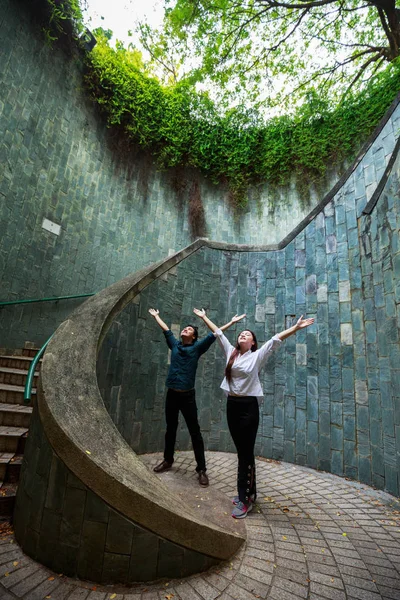 Femme et homme mains en l'air dans un passage souterrain à Fort Canning P — Photo
