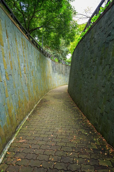 Fort Canning Parkı, Singapur, tünelde taş yürüyüş yolu