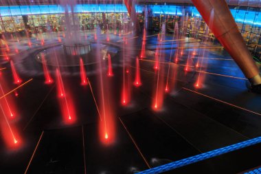 Çeşme kırmızı ışık ile