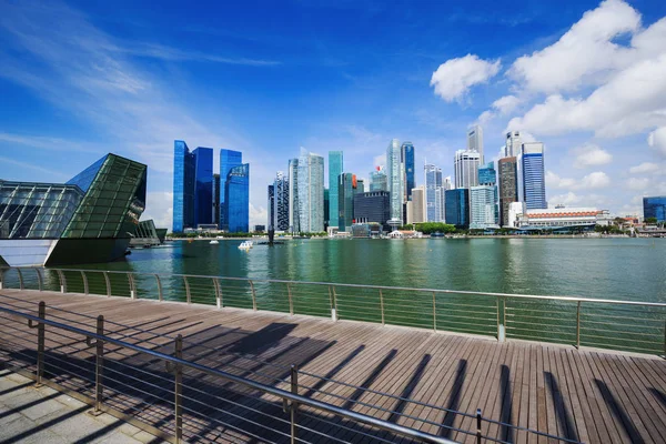 Bâtiment central du quartier des affaires de la ville de Singapour avec bleu s — Photo