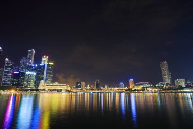Geceleyin Singapur şehrinin manzarası