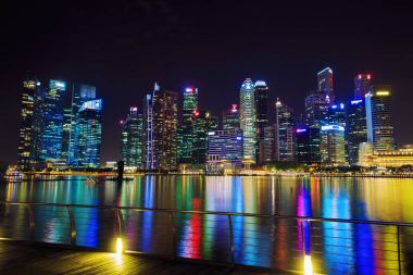 Merkezi iş bölgesi bina Singapur gece görünümü
