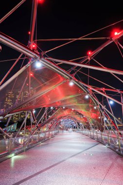 Gece Helix köprüde Singapur