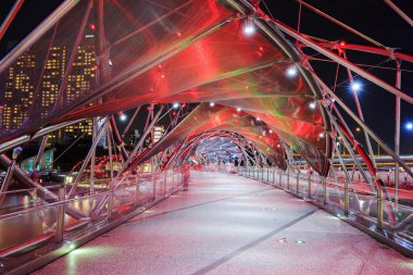 Gece Helix köprüde Singapur