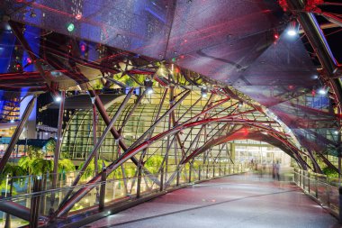 Gece Helix köprüde Singapur
