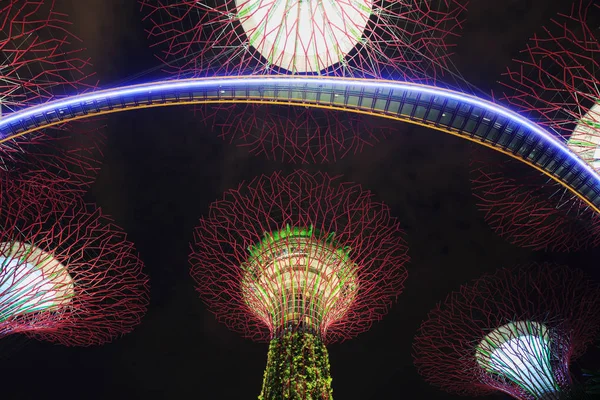 Jardines junto a la bahía por la noche, Singapur — Foto de Stock