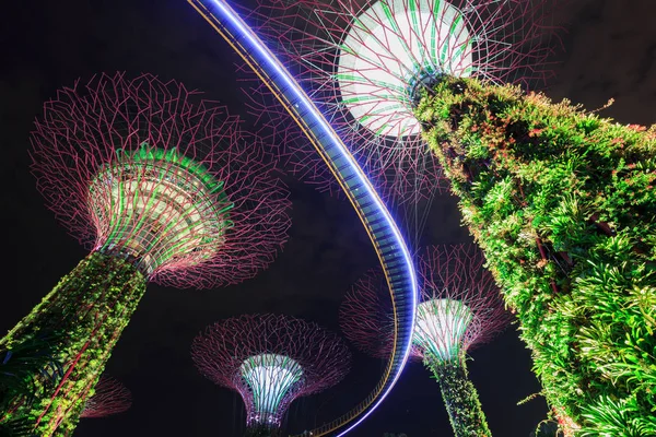 Giardini vicino alla baia di notte, Singapore — Foto Stock