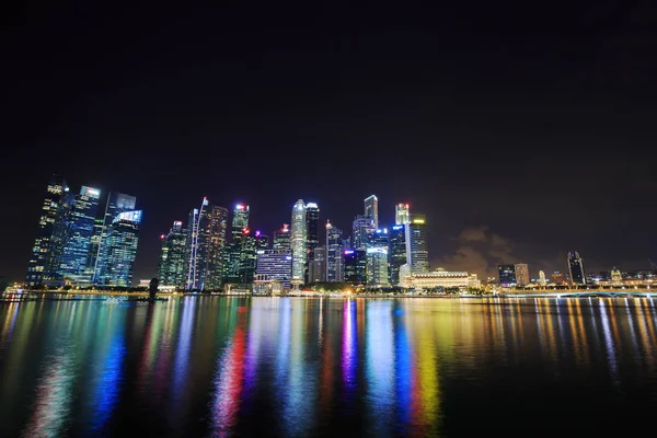 Bâtiment central du quartier des affaires de Singapour la nuit — Photo