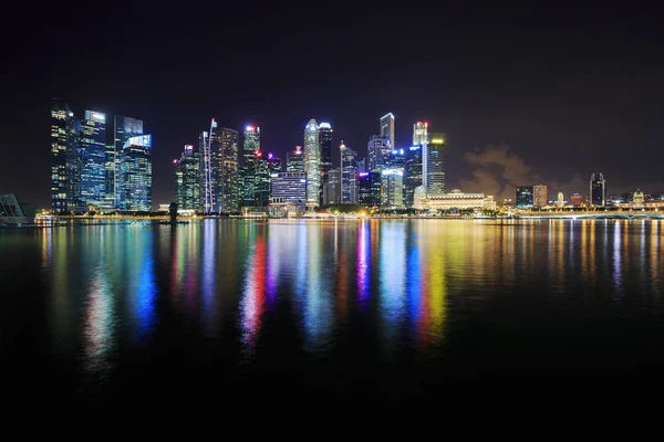 Bâtiment central du quartier des affaires de Singapour la nuit — Photo