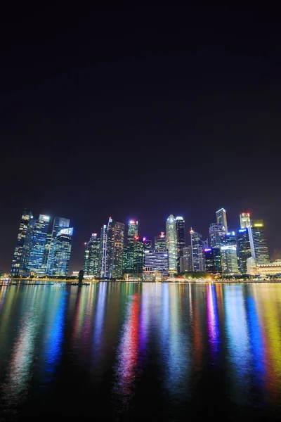 Bâtiment central du quartier des affaires de Singapour la nuit — Photo