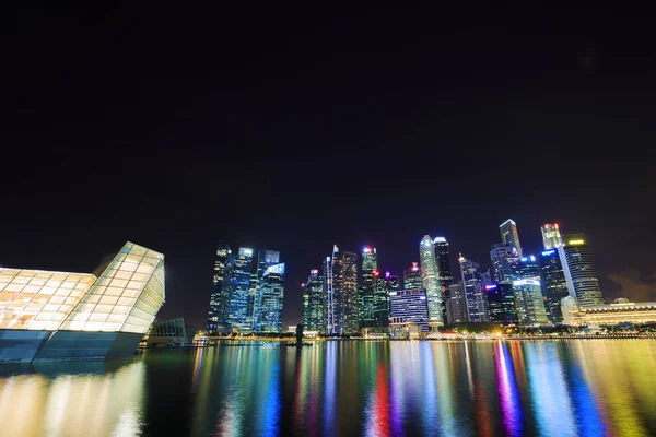 Bâtiment central du quartier des affaires de Singapour la nuit — Photo