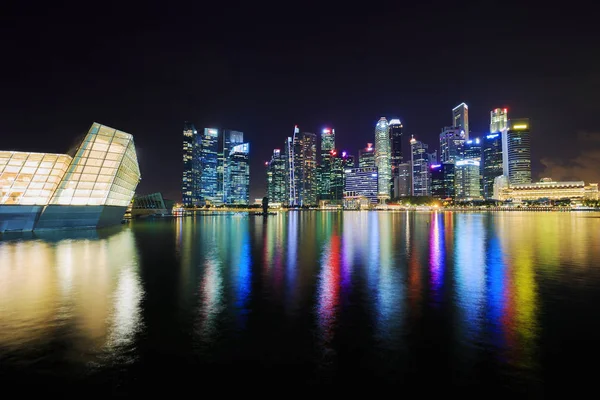 Bâtiment central du quartier des affaires de Singapour la nuit — Photo