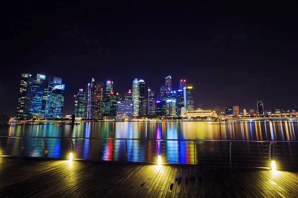 Merkezi iş bölgesi bina Singapur gece görünümü — Stok fotoğraf