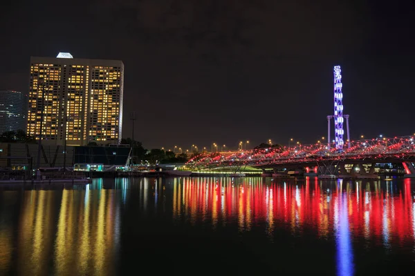 Singapur gece Helix Köprüsü — Stok fotoğraf