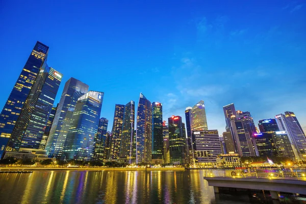 Bâtiment central du quartier des affaires de Singapour au crépuscule — Photo