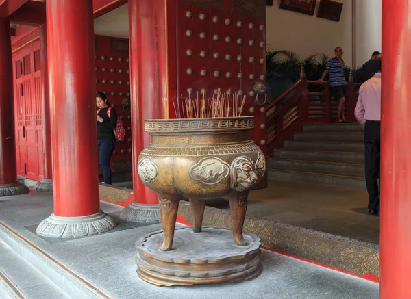 Incense Burner of The Buddha Tooth Relic Temple in Chinatown, Si — Stock Photo, Image