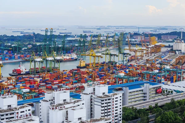 Szingapúr kereskedelmi kikötő, ez az egyik legforgalmasabb behozatalát, E — Stock Fotó