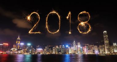 2018 mutlu yeni yıl havai fişek ışıltı ile Hong Kong cityscape 