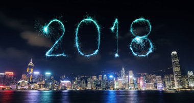2018 mutlu yeni yıl havai fişek ışıltı ile Hong Kong cityscape 